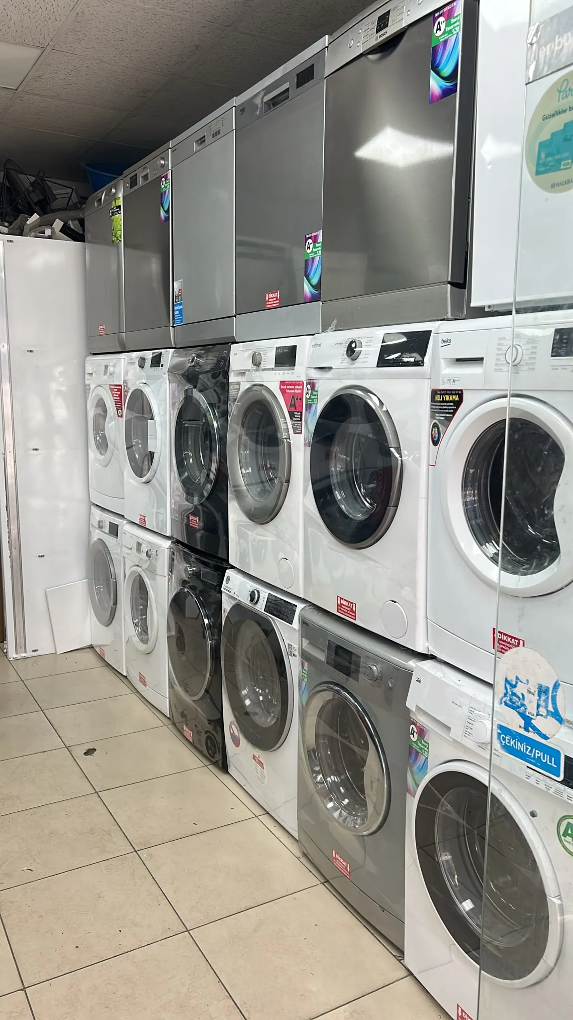 Mağaza içindeki çamaşır ve bulaşık makineleri